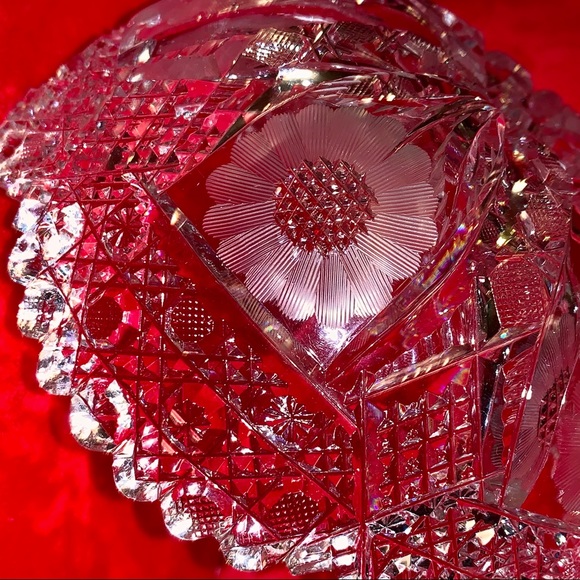 Poppy Flower Crystal Bowl Goes beyond the dining table standard. - Picture 12 of 16